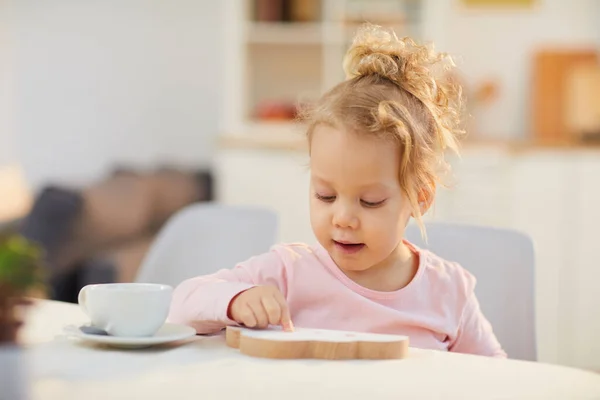 Horizontal Medio Primer Plano Retrato Linda Niña Caucásica Con Pelo — Foto de Stock