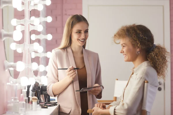 Retrato Cintura Hacia Arriba Hermosa Mujer Joven Que Aplica Maquillaje —  Fotos de Stock