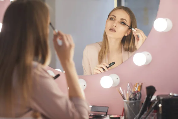Reflektionsporträtt Vacker Ung Kvinna Applicera Mascara Medan Smink Tittar Fåfänga — Stockfoto