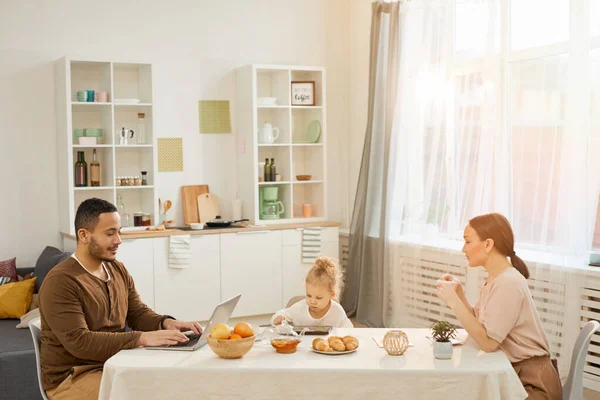 Joven Esposa Hija Pequeña Sentados Juntos Mesa Cocina Moderna Mañana — Foto de Stock