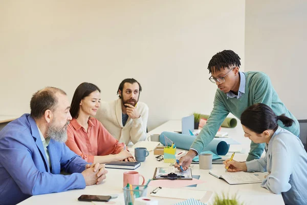 Grupo Cinco Empresarios Activos Que Trabajan Juntos Una Nueva Estrategia — Foto de Stock