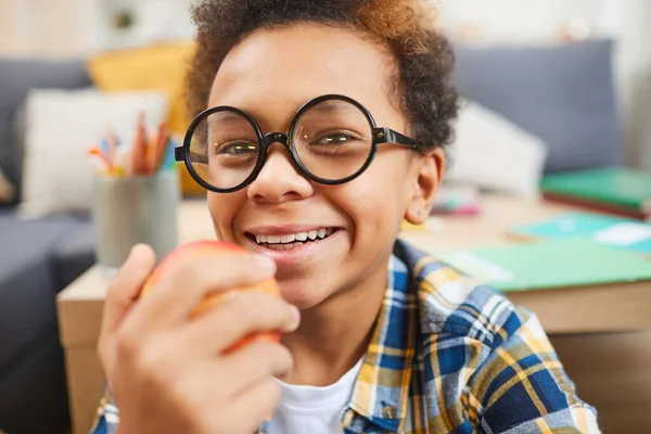 Ritratto Ravvicinato Carino Ragazzo Africano Che Indossa Occhiali Tiene Mela — Foto Stock