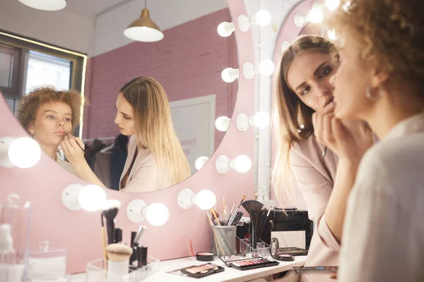 Retrato Reflexão Jovem Aplicando Maquiagem Cliente Por Espelho Vaidade Interior — Fotografia de Stock