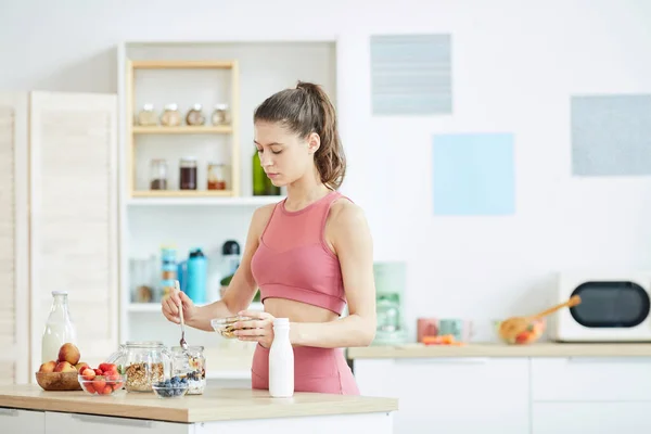 Midja Upp Porträtt Passar Ung Kvinna Gör Hälsosam Granola Mellanmål — Stockfoto