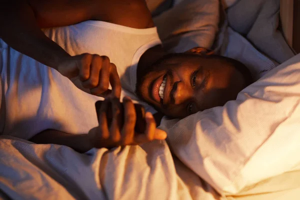 High Angle Portrait Smiling African American Man Using Smartphone Bed — Stock Photo, Image