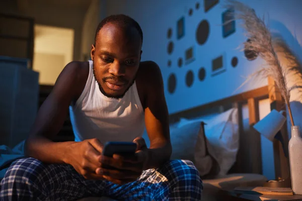 Low Angle Portrait Adult African American Man Using Smartphone While — Stock Photo, Image