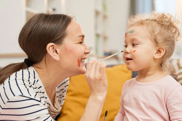 Jovem Feliz Divertindo Com Sua Filhinha Pintando Pontos Coloridos Seu — Fotografia de Stock