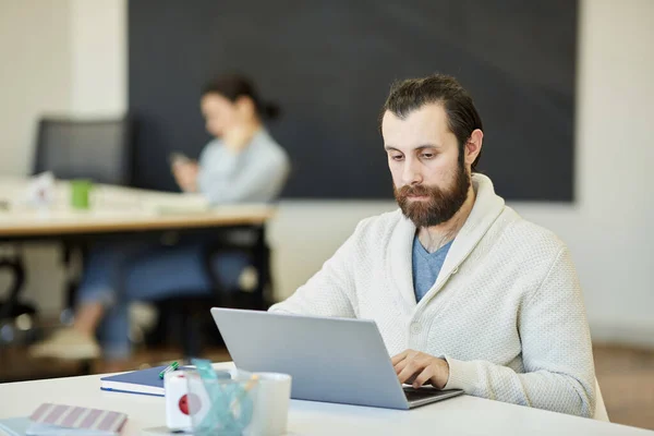 Jovem Bonito Com Barba Cara Sentado Mesa Escritório Trabalhando Seu — Fotografia de Stock