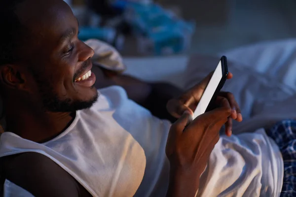 Портрет Високим Кутом Усміхненого Афро Американського Чоловіка Який Використовує Смартфон — стокове фото