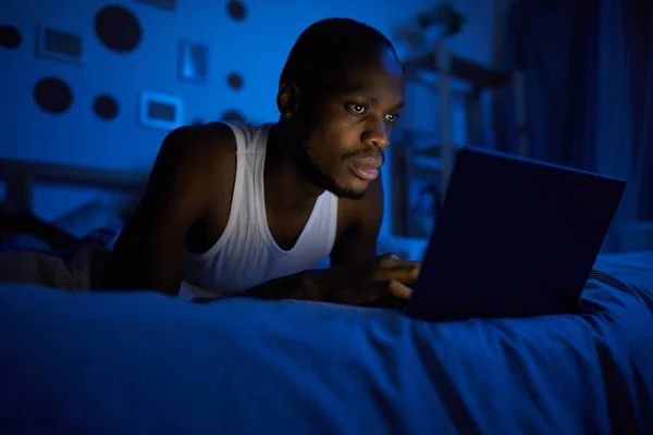 Портрет Молодого Афро Американського Чоловіка Ноутбуком Коли Він Лежав Ліжку — стокове фото