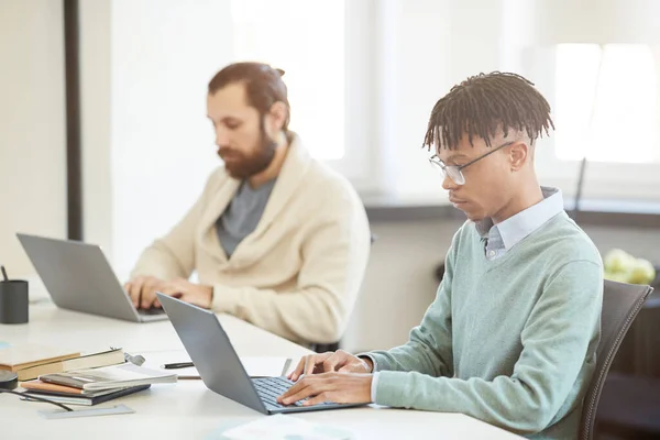 Dois Homens Jovens Concentrados Sentados Mesa Escritório Trabalhando Seus Computadores — Fotografia de Stock