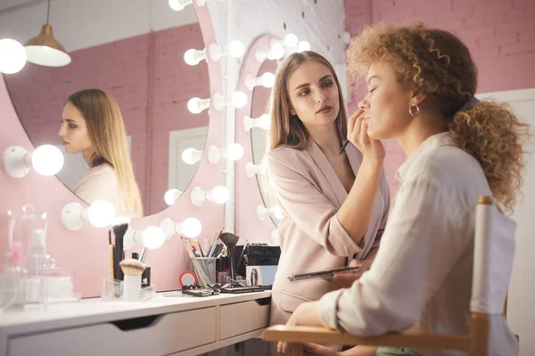 Vita Ritratto Bella Giovane Donna Che Applica Trucco Sul Cliente — Foto Stock