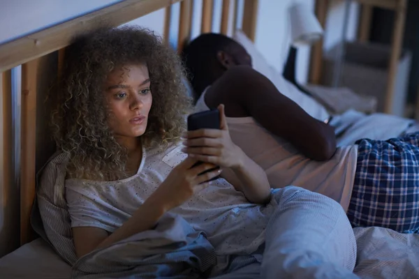 High Angle Portrait Young Curly Haired Woman Using Smartphone Bed — Stock Photo, Image