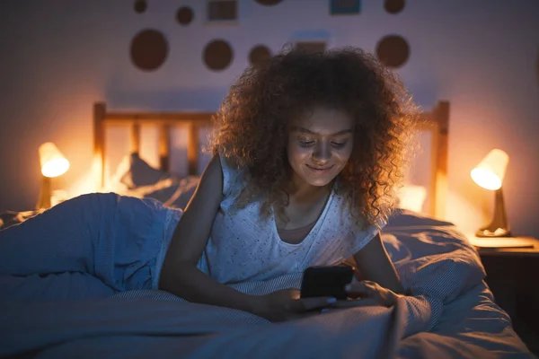 Портрет Молодої Жінки Лежить Ліжку Вночі Щасливо Посміхається Дивлячись Екран — стокове фото