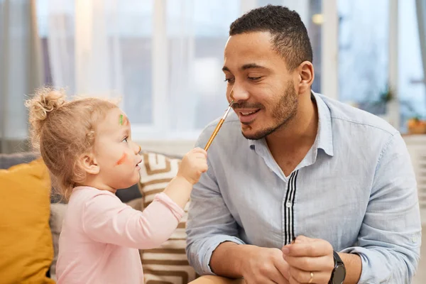 Alegre Niña Divirtiéndose Pintando Pinceladas Coloridas Cara Feliz Padre Joven —  Fotos de Stock