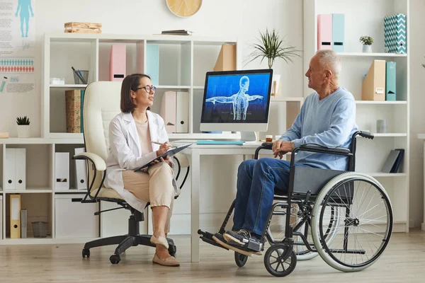 Pełny Portret Niepełnosprawnego Starszego Mężczyzny Wózku Inwalidzkim Rozmawiającego Lekarzem Podczas — Zdjęcie stockowe