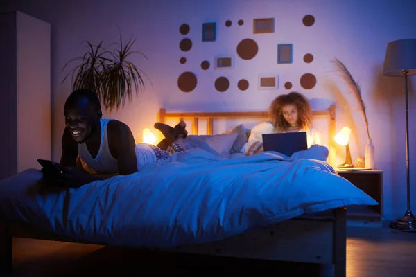 Full Length Portrait Young Mixed Race Couple Using Computer Gadgets — Stock Photo, Image