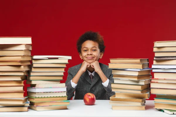 Vorderseite Porträt Eines Süßen Afroamerikanischen Jungen Der Schreibtisch Zwischen Bücherstapeln — Stockfoto