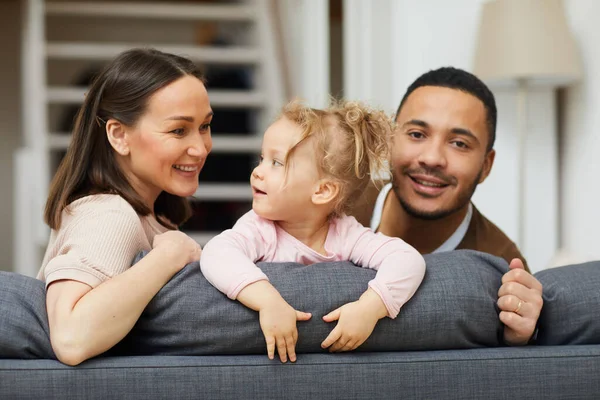 Vreugdevolle Ouders Hun Dochtertje Die Thuis Bank Zitten Met Elkaar — Stockfoto