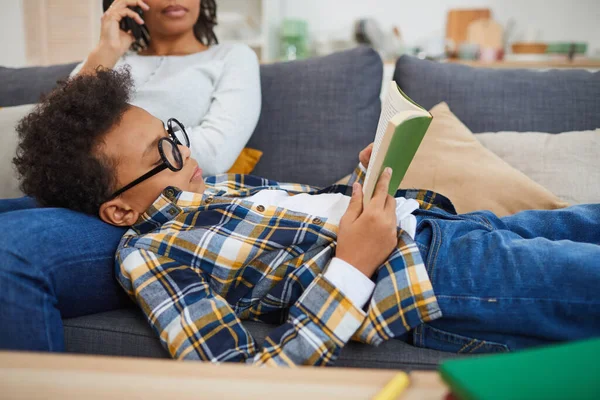 Retrato Vista Lateral Lindo Niño Africano Con Gafas Grandes Libro —  Fotos de Stock