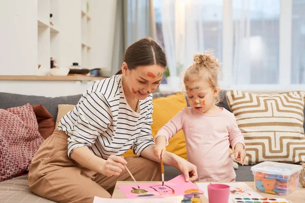 Den Lystige Unge Moren Datteren Bruker Fritiden Male Fargerike Bilder – stockfoto