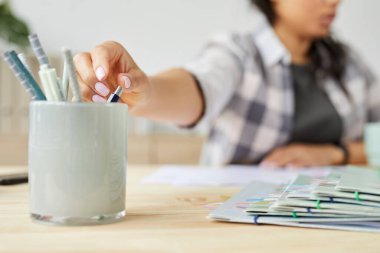 Çalışırken ya da evde çalışırken kaleme uzanan melez genç kadının en az yaklaşım alanı kopyalaması