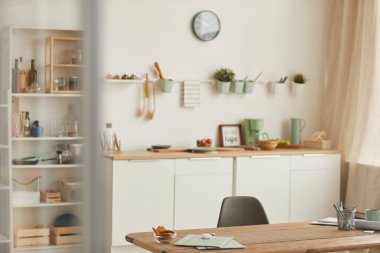 Çalışma masası sıcak tonlarda, rahat ev içinin arkaplan görüntüsü, boşluğu kopyala