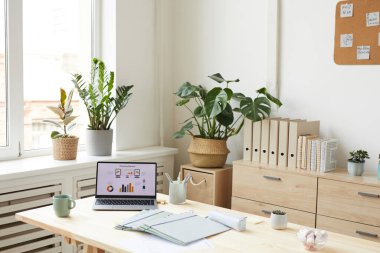 Minimum ve doğal tasarımı olan rahat ofis iş yerinin arkaplan resmi, kopyalama alanı