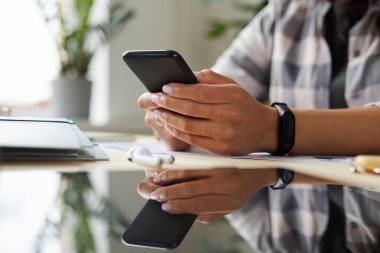 Ofiste çalışırken akıllı telefon kullanan, telefon tutan, telefon alan kopyalayan tanınmayan melez kadınları kapatın.