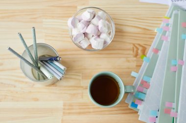 İşe tepeden tırnağa bakmak ya da ahşap masa arkasında çay fincanı olan malzemeler okumak, alanı kopyalamak