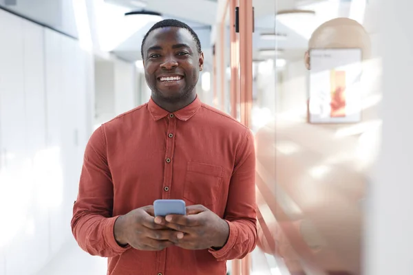Pas Nahoru Portrét Současného Afroamerického Muže Držícího Smartphone Usmívajícího Kamery — Stock fotografie