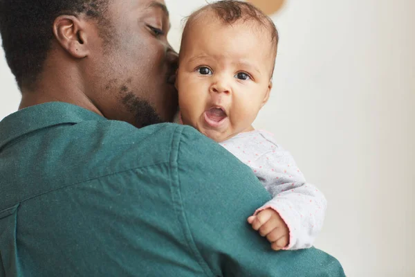 Retrato Vista Trasera Del Joven Padre Afroamericano Sosteniendo Hijo Con — Foto de Stock