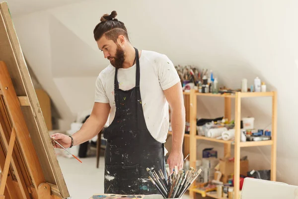 Taille Omhoog Portret Van Hedendaagse Bebaarde Kunstenaar Schilderij Beeld Ezel — Stockfoto