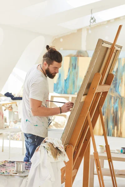 Verticaal Portret Van Hedendaagse Mannelijke Kunstenaar Schilderij Ezel Terwijl Hij — Stockfoto