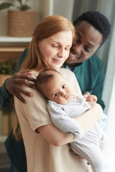 Retrato Vertical Una Joven Familia Interracial Sosteniendo Lindo Bebé Raza —  Fotos de Stock