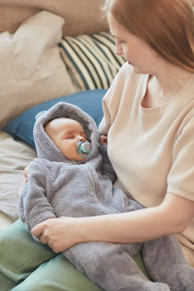 Verticale Hoge Hoek Portret Van Jonge Zorgzame Moeder Houden Schattig — Stockfoto