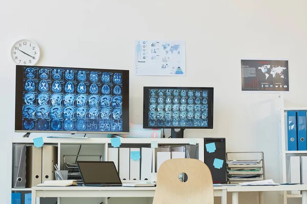 Bakgrundsbild Modern Datorutrustning Med Datortomografi Hjärnan Digitala Skärmar Arbetsstationen Kliniken — Stockfoto