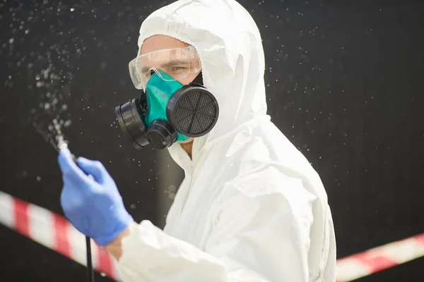 Brustbild Eines Männlichen Arbeiters Warnanzug Mit Desinfektionsausrüstung Während Freien Steht — Stockfoto