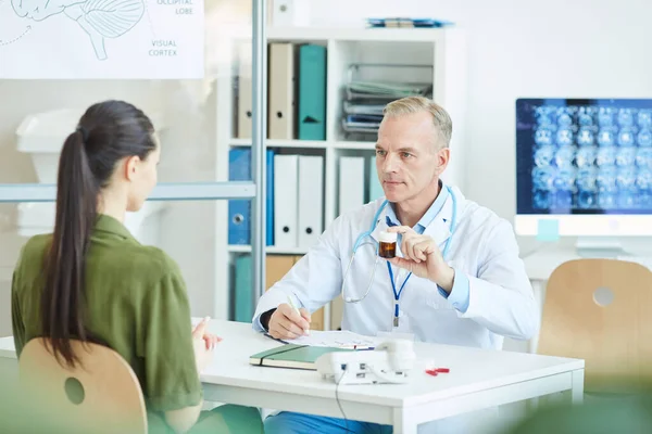 Masa Başında Oturmuş Modern Klinikteki Kadın Hastaya Danışmanlık Yapan Yetişkin — Stok fotoğraf