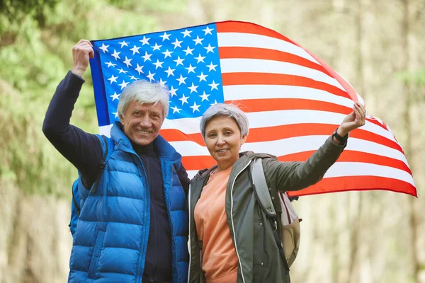 Taille Omhoog Portret Van Actieve Senior Paar Met Amerikaanse Vlag — Stockfoto