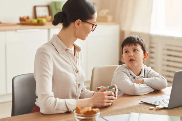 Ritratto Caldo Giovane Madre Che Parla Con Figlio Mentre Compiti — Foto Stock