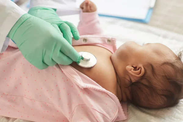Klinikte Masaları Değiştirirken Tatlı Melez Bebekleri Muayene Ederken Steteskop Kullanan — Stok fotoğraf