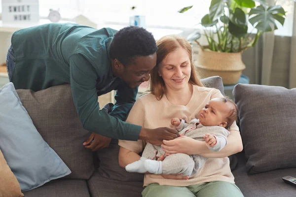 Varmt Portrett Lykkelig Flerrasefamilie Som Nyter Tid Sammen Hjemme Med – stockfoto