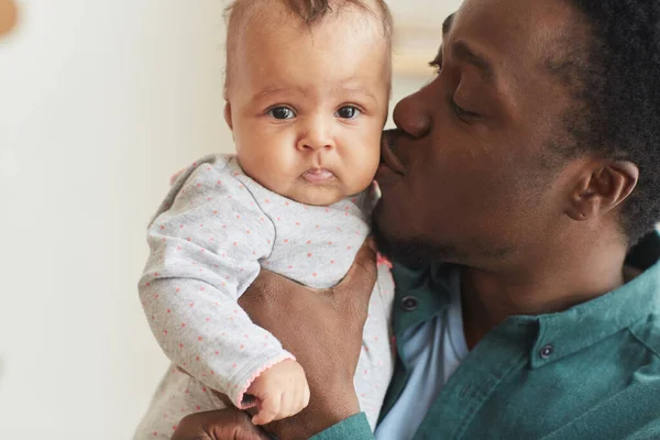 Cerca Retrato Hombre Afro Americano Feliz Besando Lindo Bebé Niño — Foto de Stock