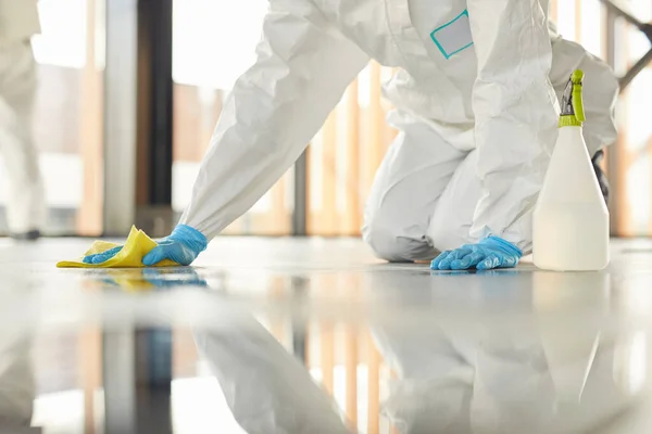 Close Van Onherkenbare Werknemer Beschermende Kostuumreinigingsvloer Met Chemicaliën Tijdens Desinfectie — Stockfoto