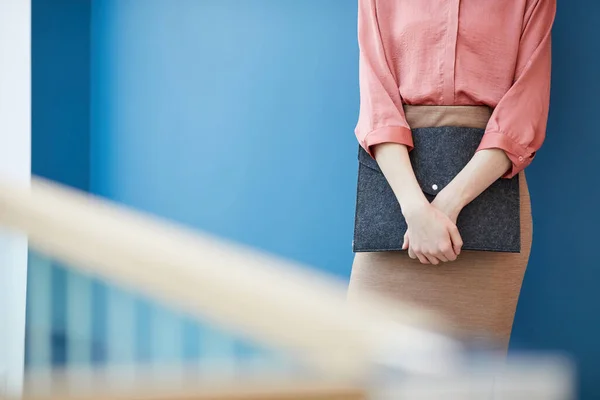 Midden Sectie Portret Van Onherkenbare Elegante Zakenvrouw Staande Tegen Blauwe — Stockfoto