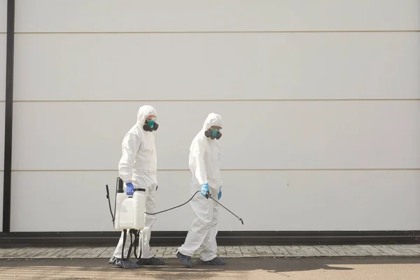 Pełny Widok Szerokokątny Dwóch Pracowników Noszących Sprzęt Ochronny Rozpylających Chemikalia — Zdjęcie stockowe