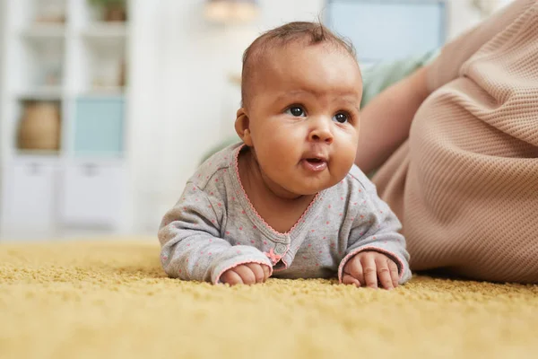 Evdeki Tüylü Sarı Halıda Sürünürken Yukarı Bakan Sevimli Melez Bebeğin — Stok fotoğraf