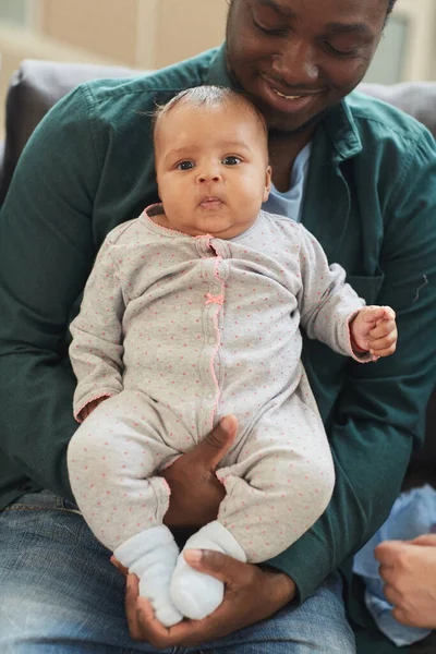 Retrato Vertical Del Hombre Afro Americano Feliz Sosteniendo Niño Lindo — Foto de Stock