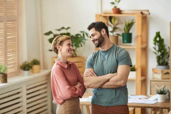 Midjan Upp Porträtt Två Unga Kollegor Ler Glatt Medan Chatta — Stockfoto